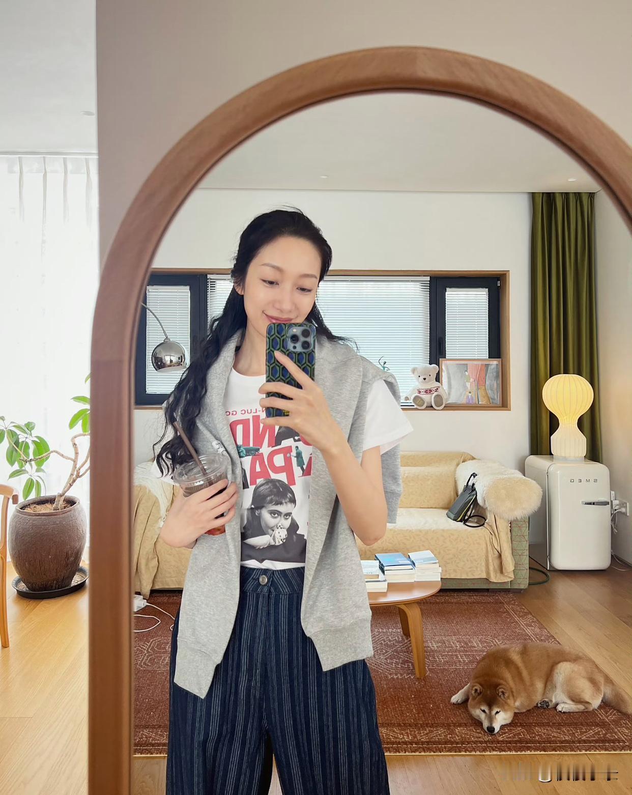 黄觉老婆麦子晒日常生活照，我深深地被她家吸引了，原木风看起来好清爽舒服，家里收拾