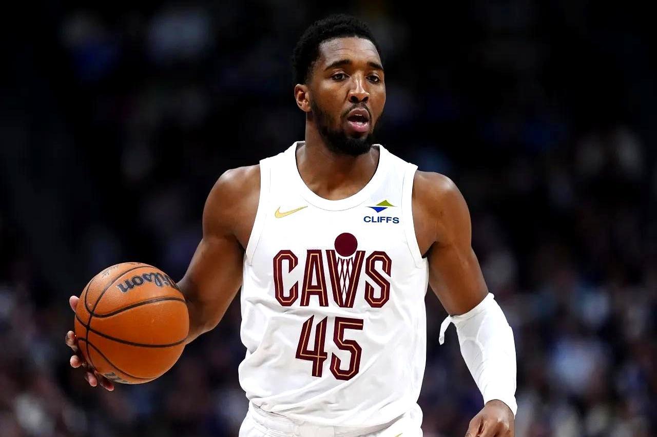 别再提詹姆斯了，克利夫兰现在的新王，是他。
 
第100场30+，米切尔只用了四