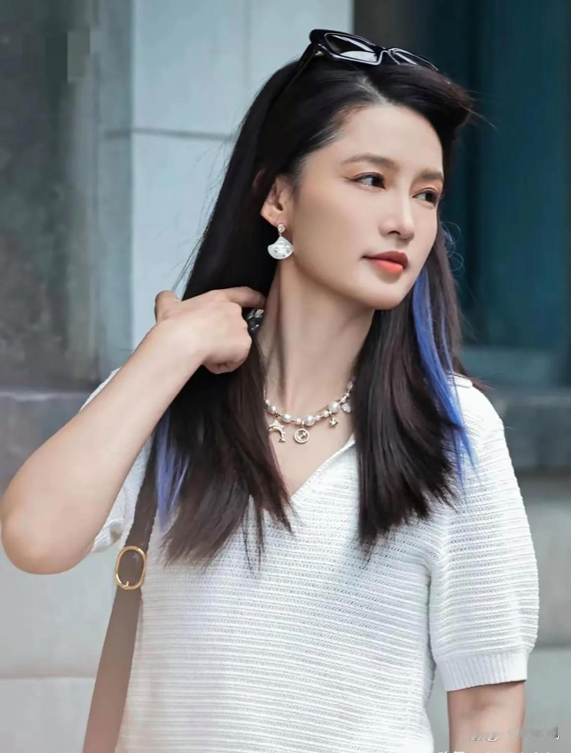 李沁长得好看，穿衣时髦，与众不同的新意高级感

李沁白到发光，白针织+钩针渔夫帽