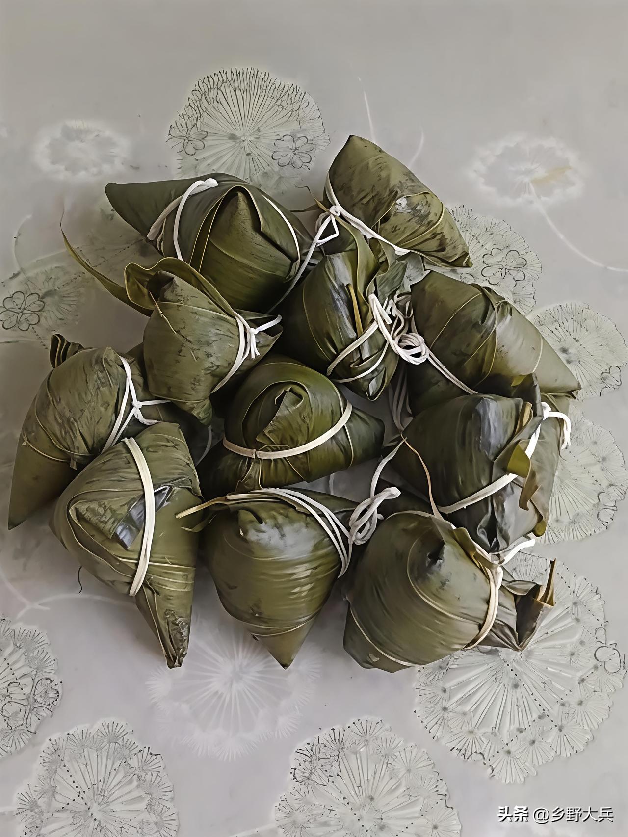 永远忠于咸粽子


刚出锅的鲜肉粽，香气扑面而来。
粽叶的清香渗入糯米，肥瘦相间