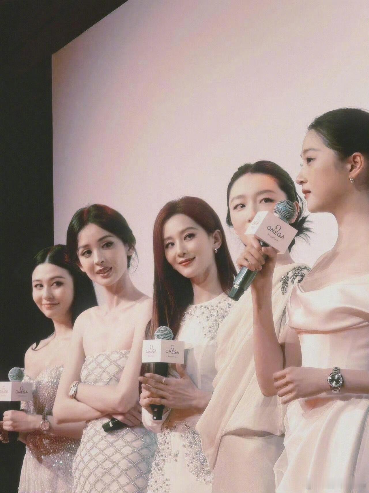 女性之间美好的凝视，这一帧像画一样美！！！ ​​​