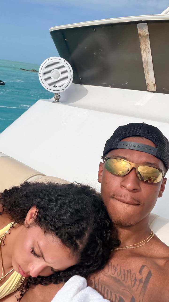 小贾晒与女友海边度假照休斯顿火箭NBA点赞成金
