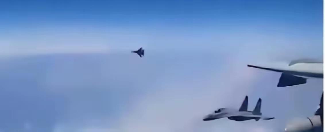 美国国防部突然宣布了。
从南海到东海，美方公开的影像里，最常见的伴飞机型就是歼-