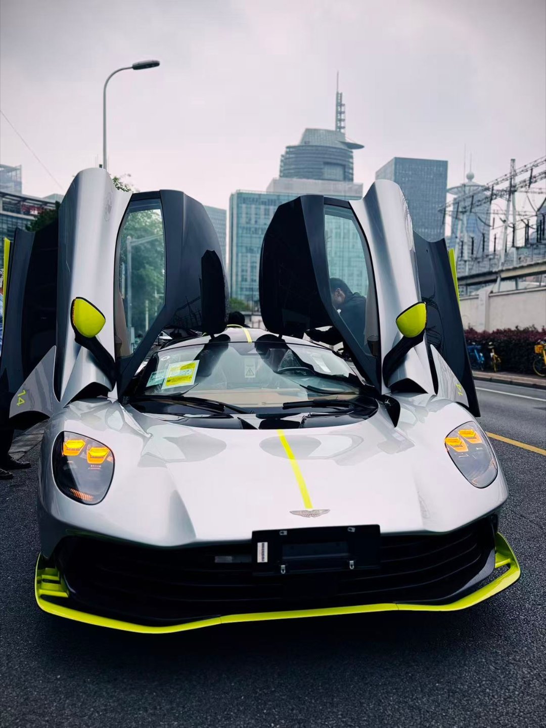 好消息，大陆第一台阿斯顿马丁Valhalla要交付啦！神车！ 北京·首都机场T3