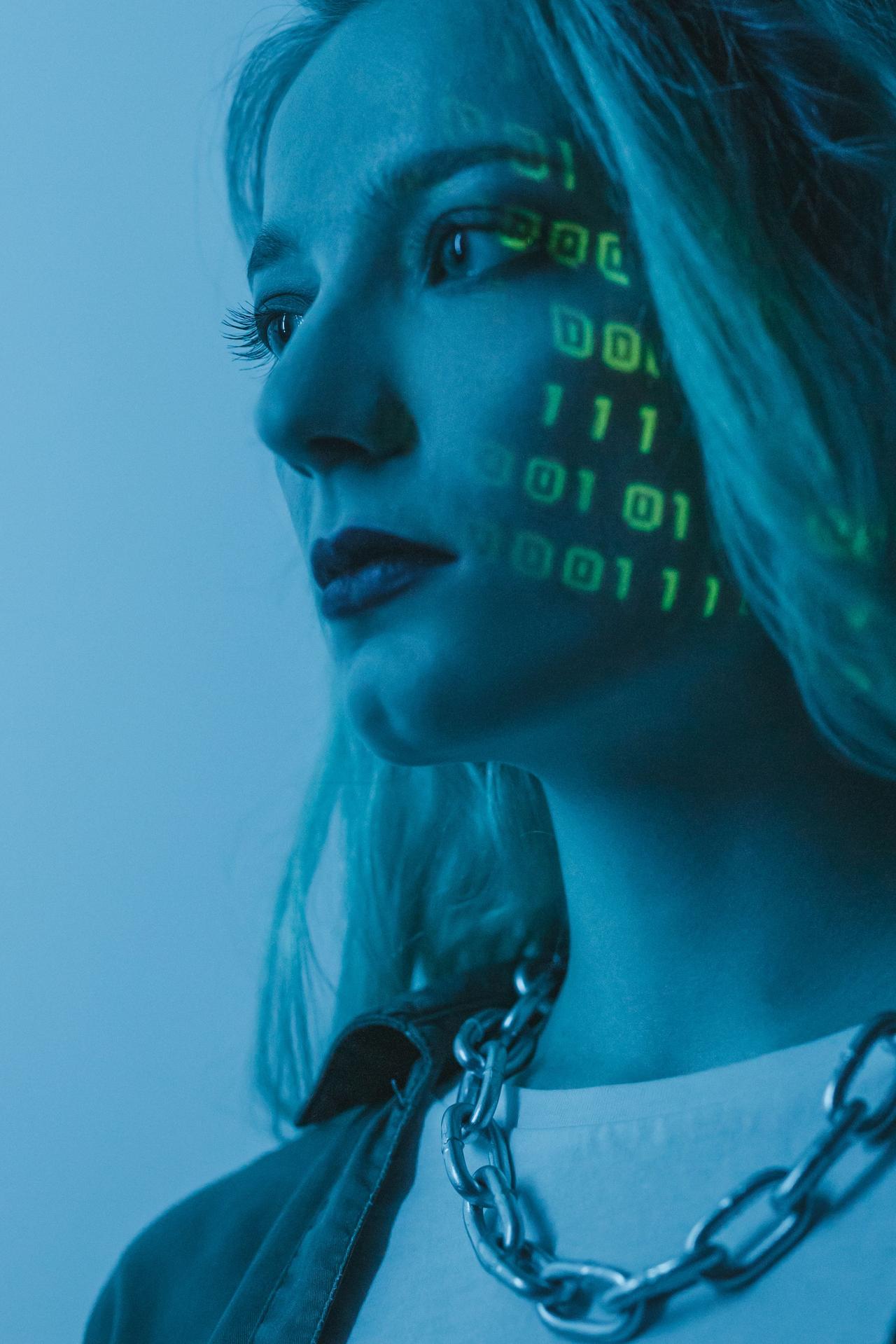 几秒语音就能克隆你的声音，AI 诈骗的技术源头和破绽在哪？
换脸，拿你几张照片或