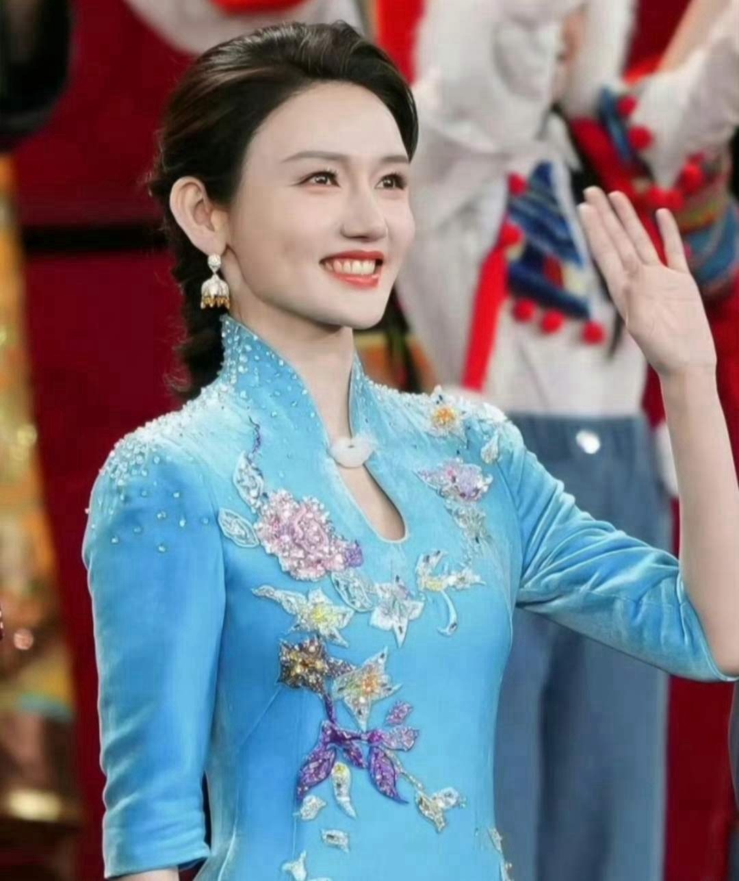 我问我哥，春晚上龙洋翻车那么严重，以后没人敢请她了吧我哥白了我一眼说，你想什么呢