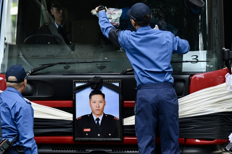 【永志市民心中！香港消防处为消防员何伟豪举行最高荣誉丧礼】#何伟豪灵车途经宏福苑