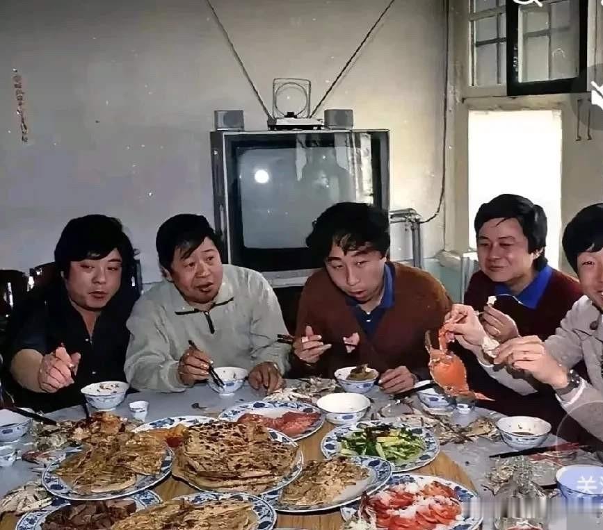 这是八十年代中期在马季家中拍的一张照片，马季和他的得意弟子在吃流水席。

那台二