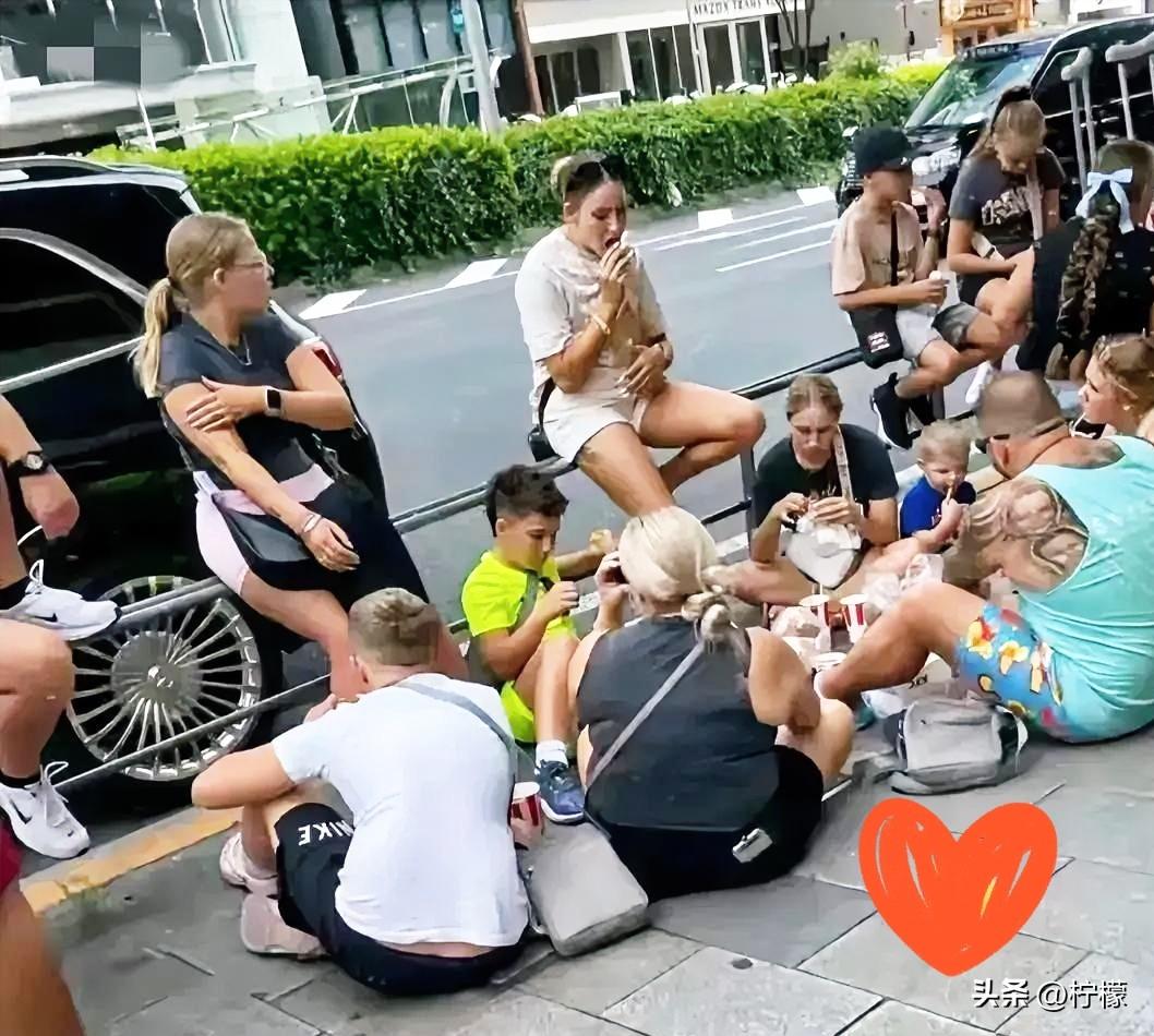 同样在香港街头席地而坐，
待遇却完全不一样，
这件事真的很能说明问题。
 
前阵