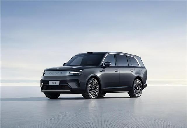 小米澎程 N90是小米旗下的一款旗舰全尺寸 SUV，直接对标理想 L9、问界 M