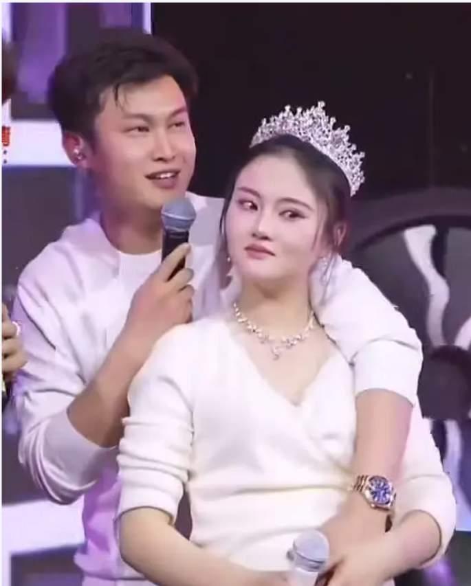 贵阳二小姐作为一个公众人物，几大百万粉丝的网络博主，老家是遵义的，她的感情一直牵