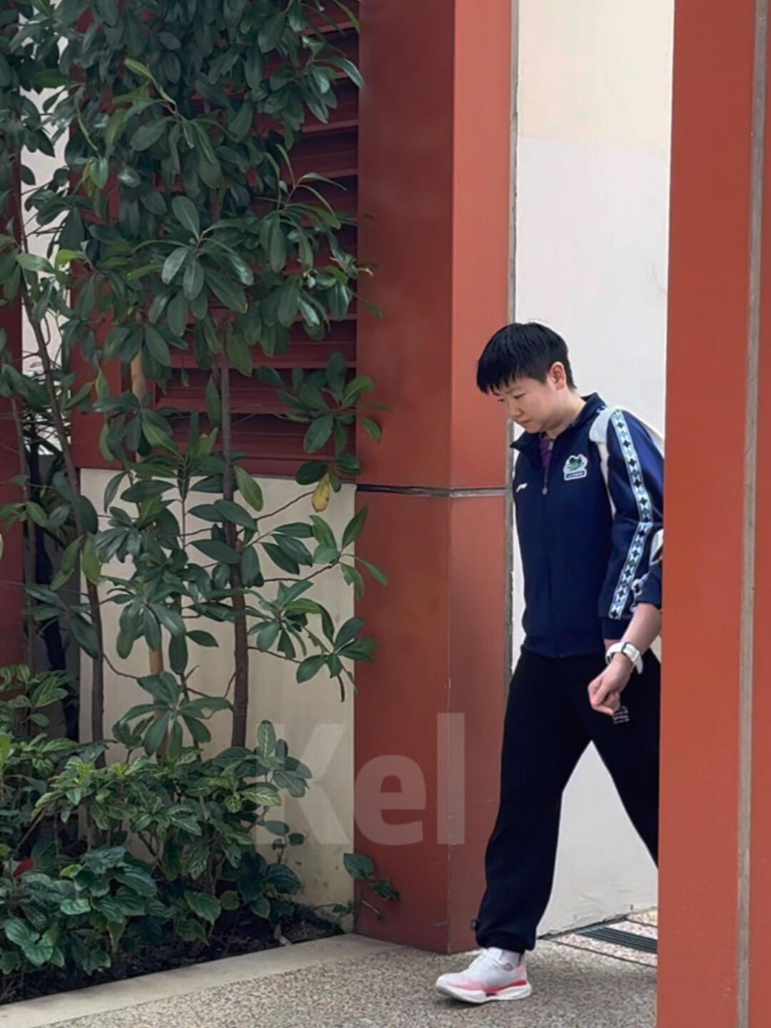 莎莎好乖巧，认真走路，人群中最闪亮。一眼就看到了她的模样，好乖巧的孩子，听从安排