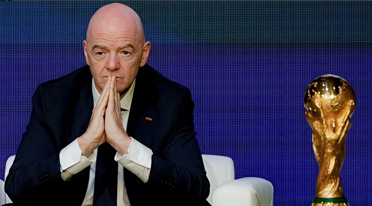 FIFA这操作真是让人哭笑不得！前脚刚把中文封了，后脚秘书长就火速飞北京“求合作