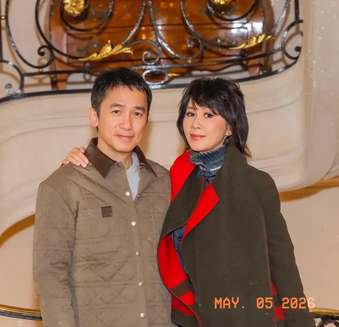 刘嘉玲晒与梁朝伟合影，十指相扣很甜蜜，网友：执子之手与子偕老 
