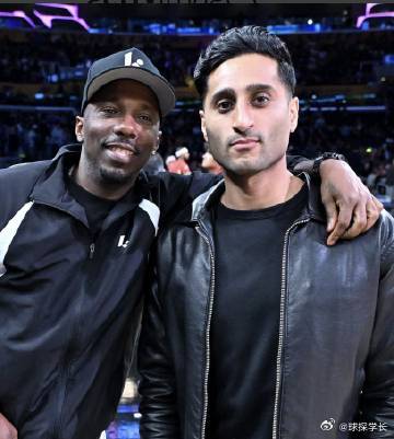 今晚里奇保罗和Shams一起在湖人场边看球