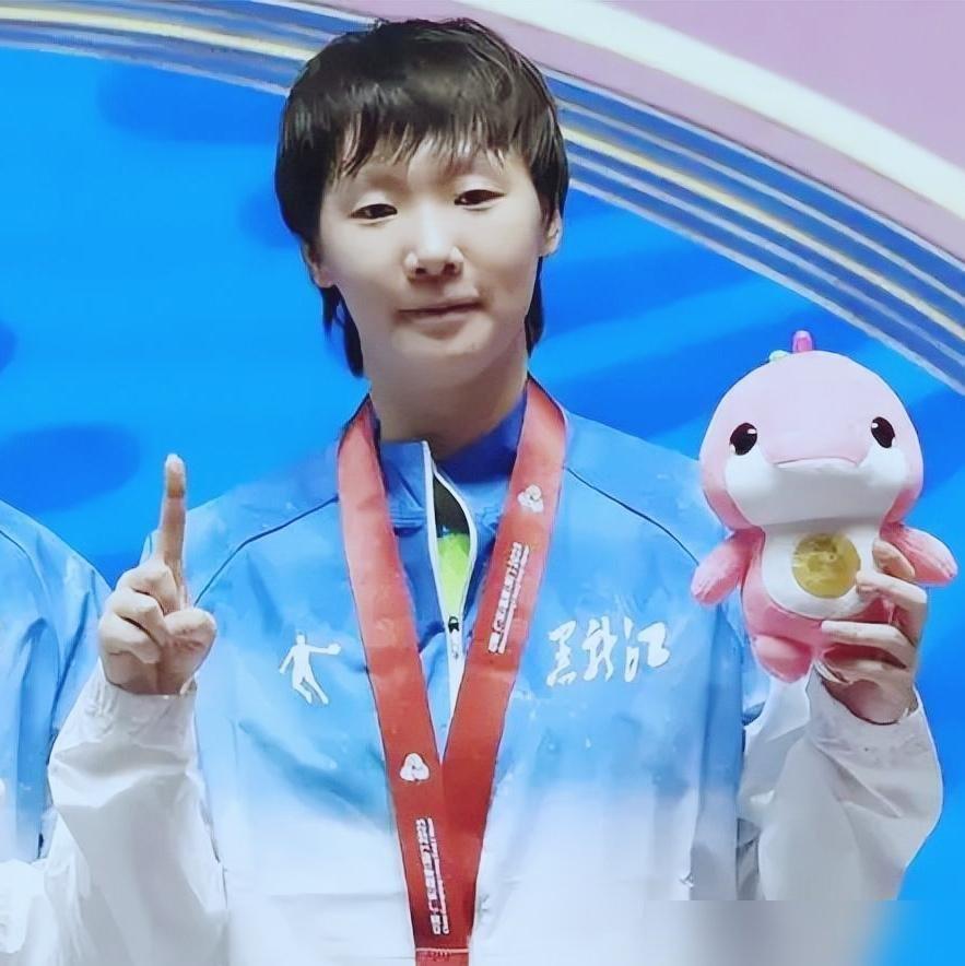 王曼昱3比0横扫，只用了15分钟，对面美国选手三局加起来拿了15分。
可谁能想