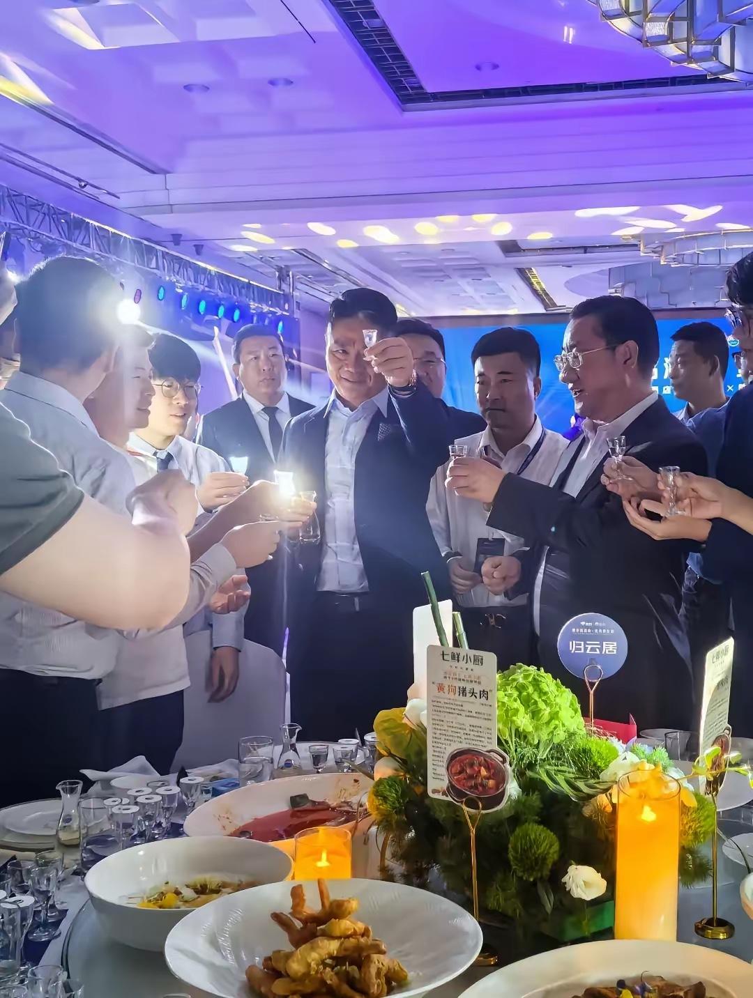 刘强东的“酒桌玄学”

刘强东身上似有“酒桌玄学”，准得让人印象深刻——凡与他喝