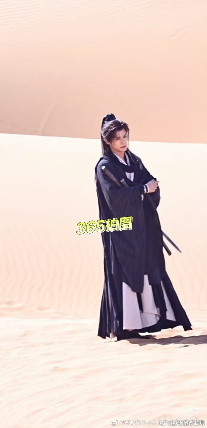 郑业成这个衣服设计其实还挺有武侠感的就是不太有西门吹雪味儿