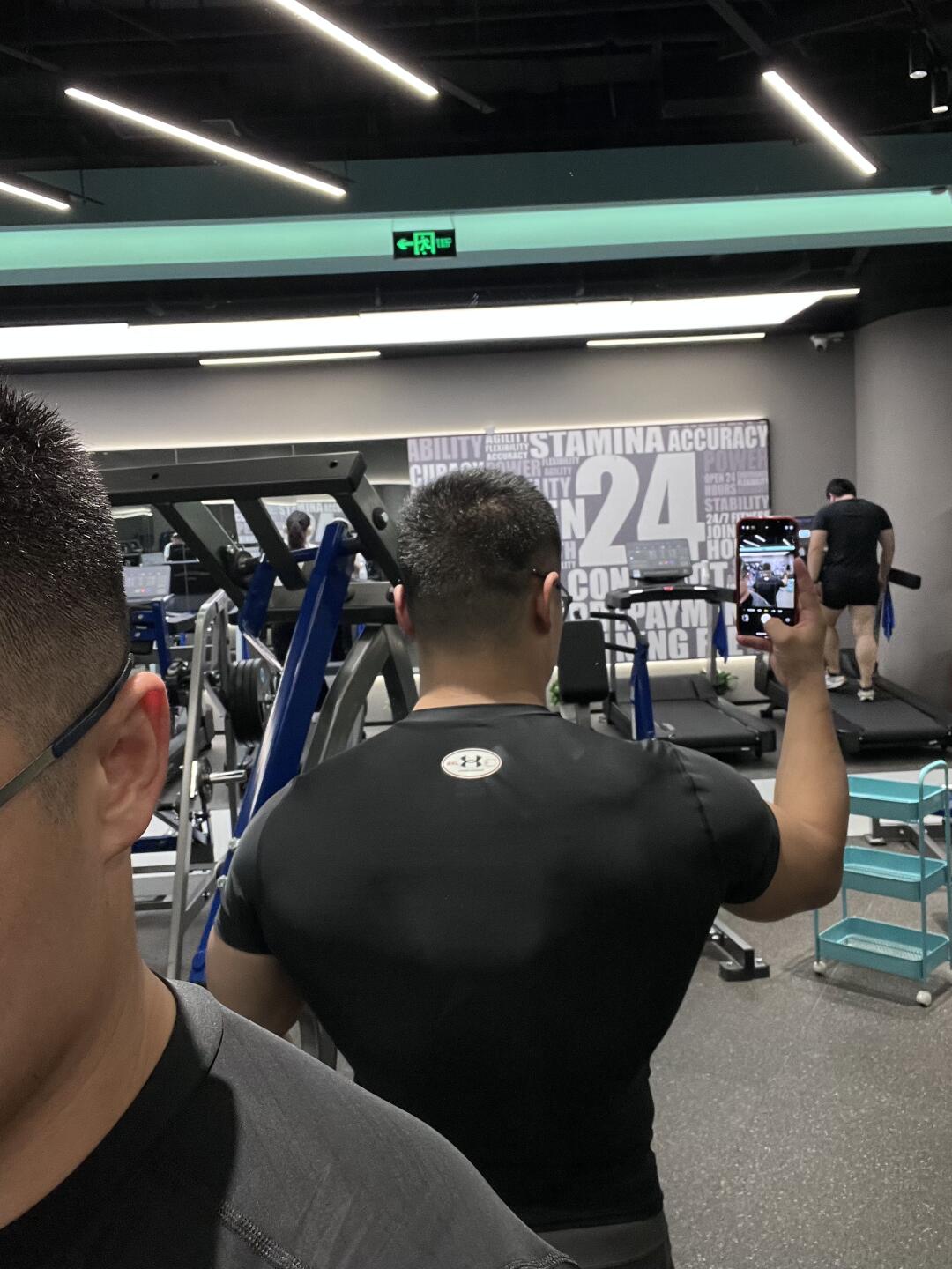 穿上安德玛紧身衣你也可以打开背阔肌飞翔