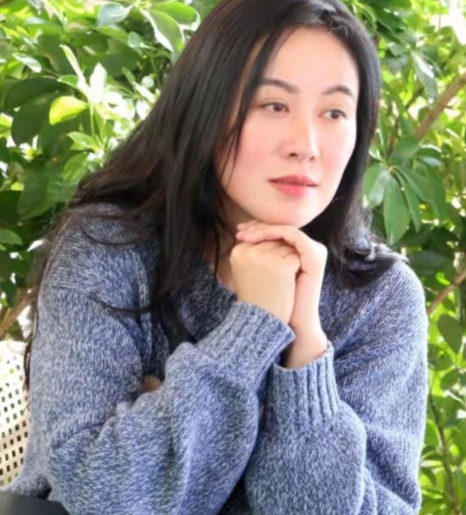 叶璇自曝父亲离世正与保姆争产，对方抢占祖坟地契，父亲仍未下葬
娱乐