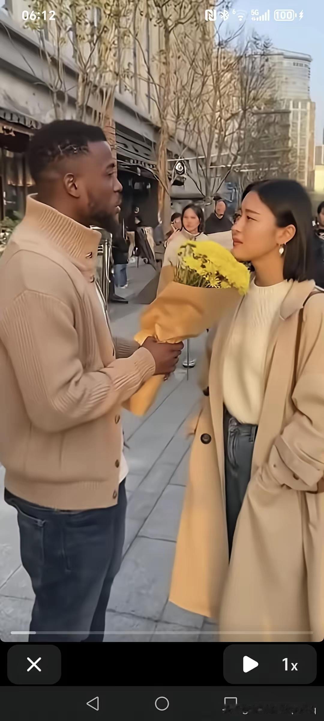 街上，

   异国男子手捧鲜花当众表白“你愿意做我女朋友吗？”，

   中国