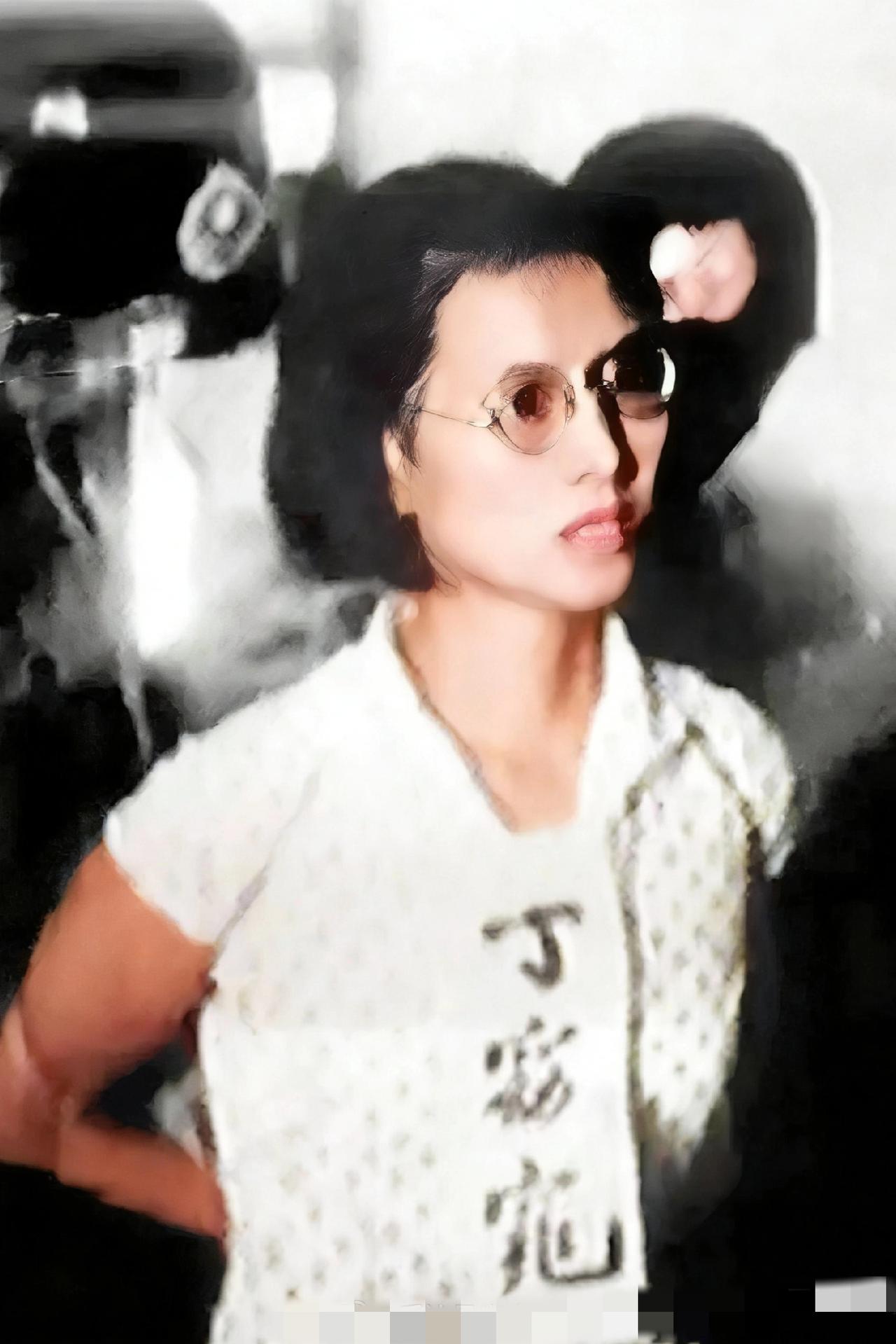 这一张照片拍摄于1956年，镜头中即将慷慨就义的女子，正是年仅29岁的烈士丁窈窕