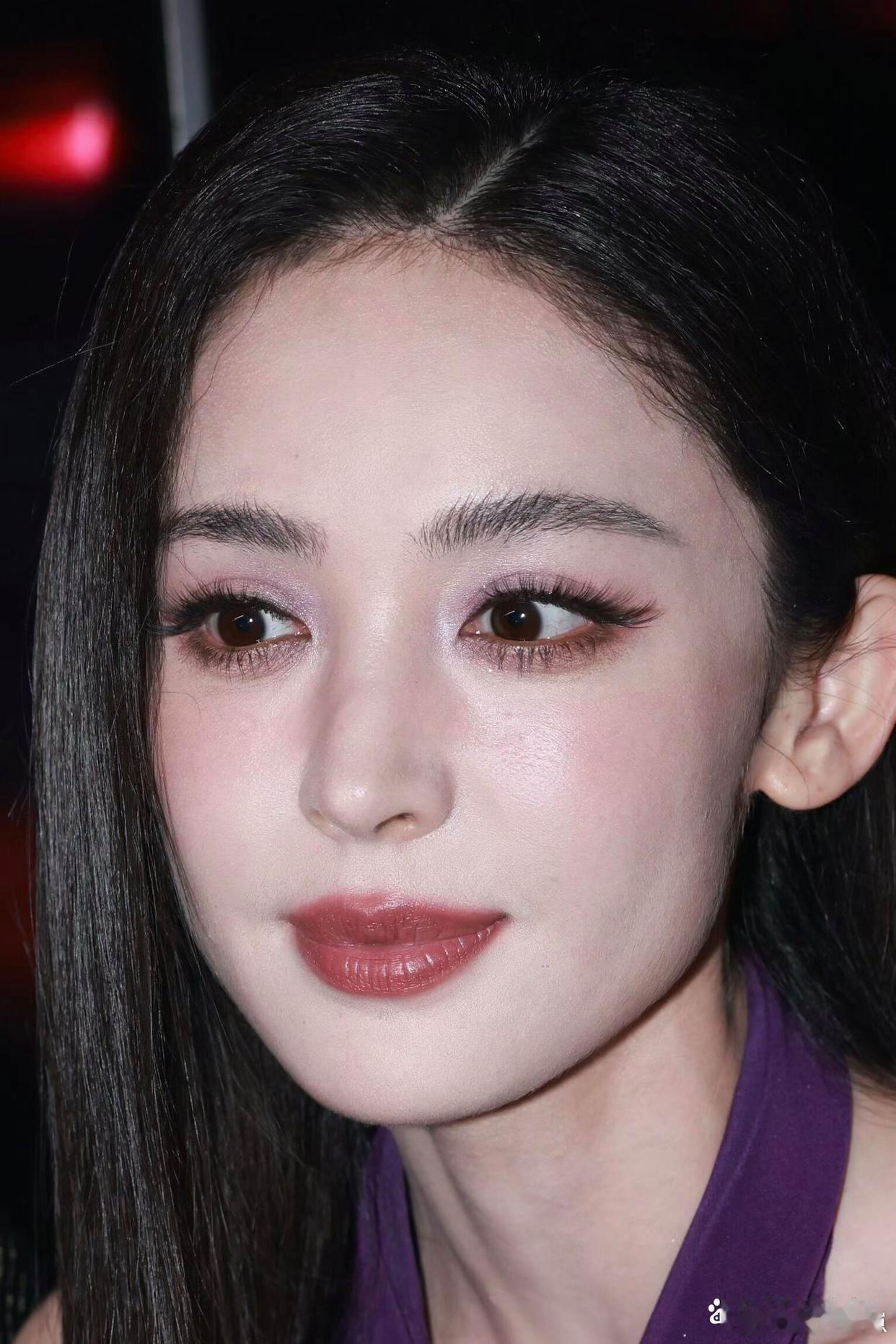 古力娜扎这组怼脸拍太绝了，五官精致度直接拉满！ 