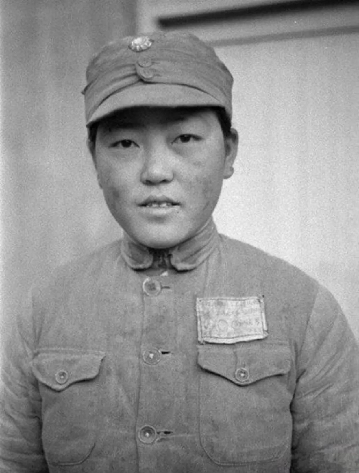 1938年，一对母子来到黄埔军校招生处，打算一同投军，结果母亲因超龄被拒，没想到
