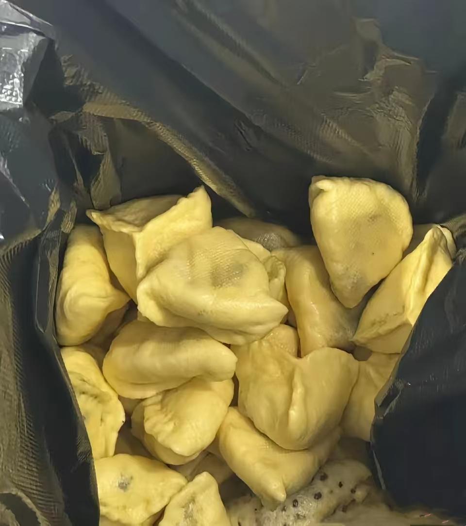 看着垃圾桶里妈辛苦包的包子就这么被糟蹋了，心里真不是滋味。包子馒头吃不完可以放冰