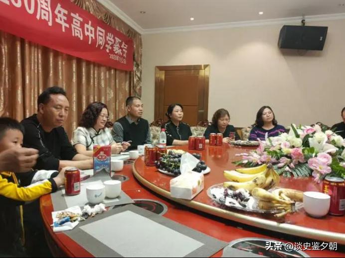大学同学聚餐，班长抢着去结账，回来却说消费了8300元，我心里“咯噔”一下，感觉