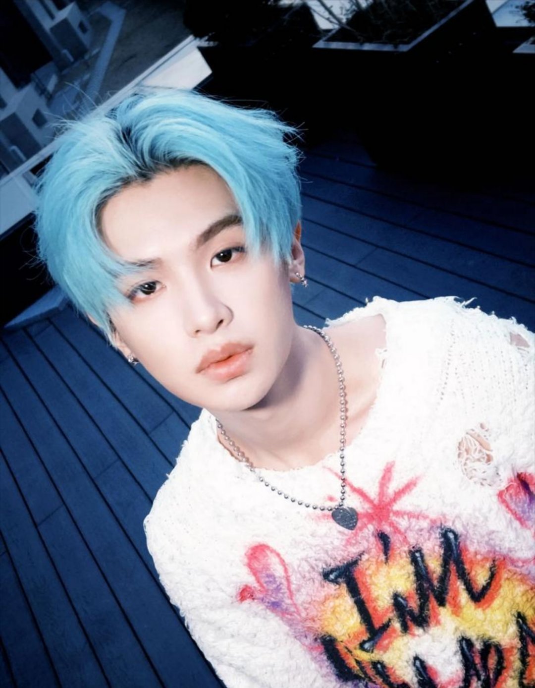 黄明昊 抽烟我觉得只要不影响他人，抽烟没啥问题，要不税收在哪里来❓❓[并不简单]