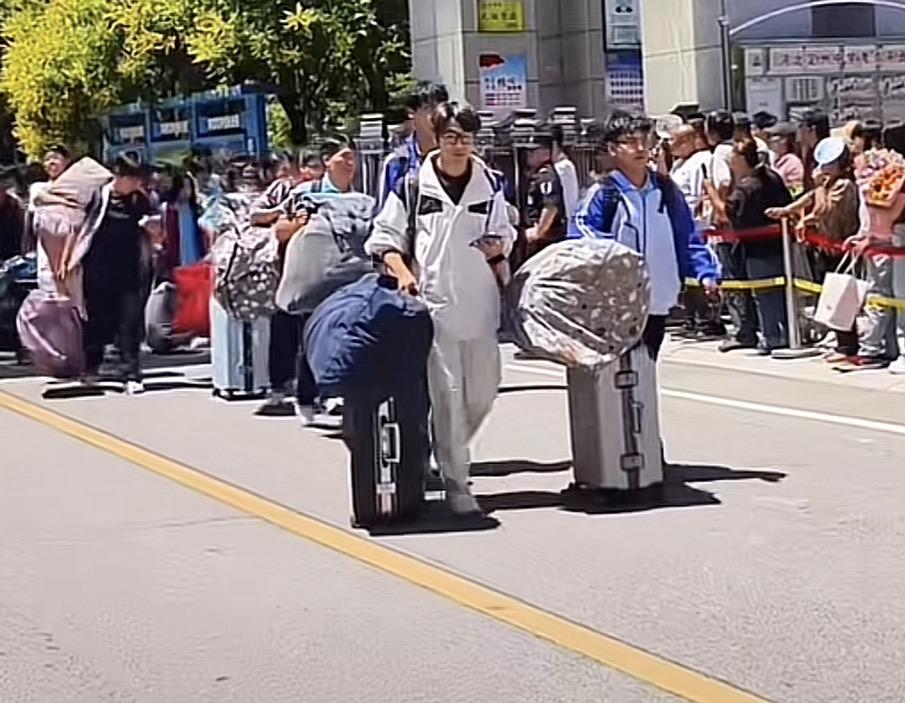 26年的高考落下了帷幕，一群人的青春要画上句号了，而我也想起了曾经的自己！
6月