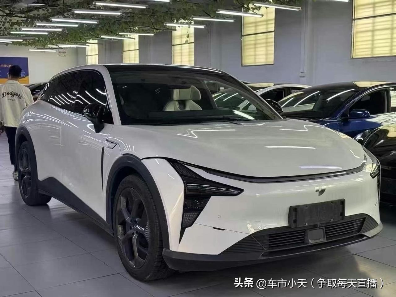 极越汽车开始出现在二级市场，主要是极越01的两个配置。一个是指导价21.99万的