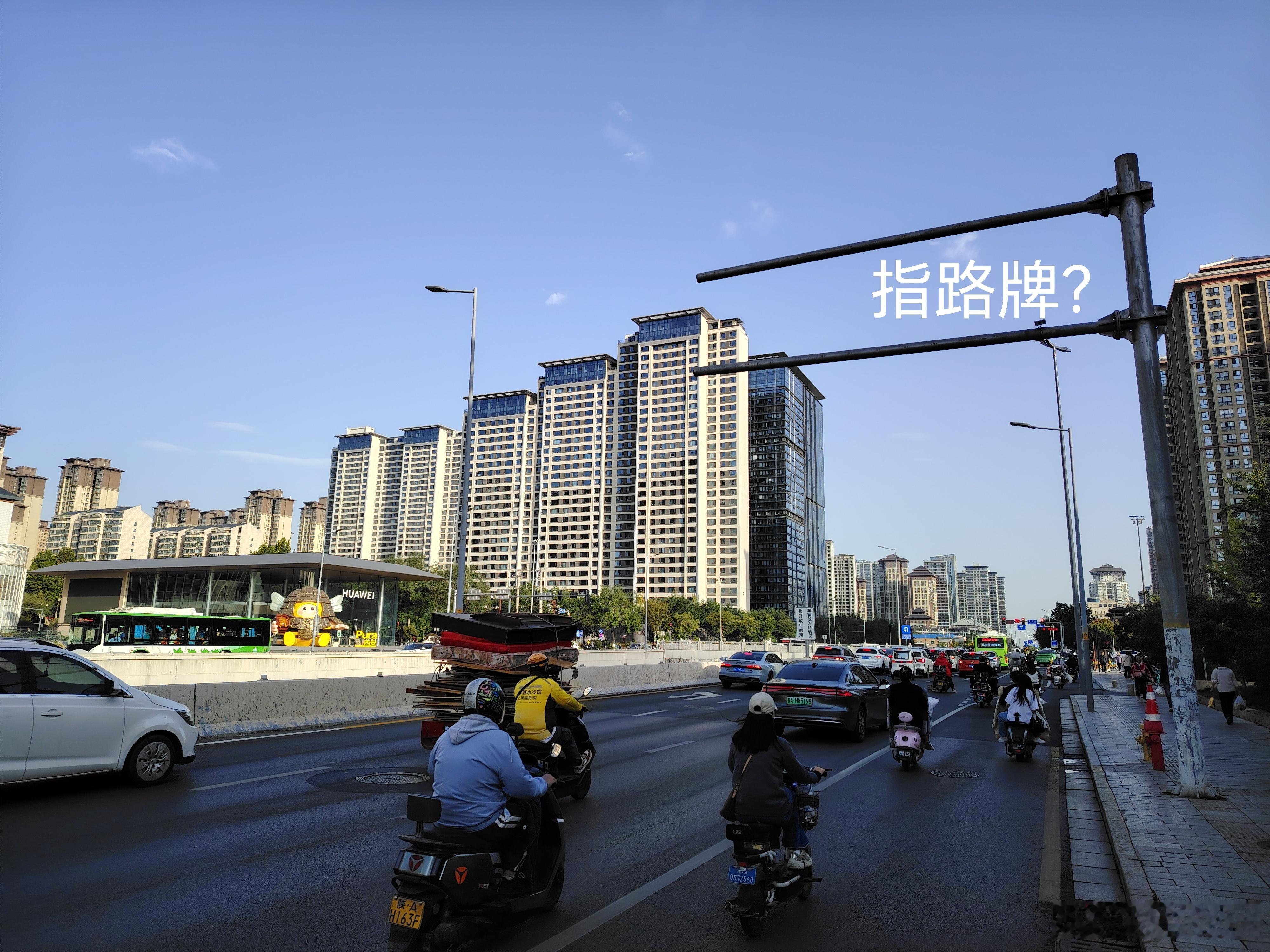 大耳将军单车行昨天骑车路过红庙坡十字，看到南北方的指路牌都不见了？过往司机要看路