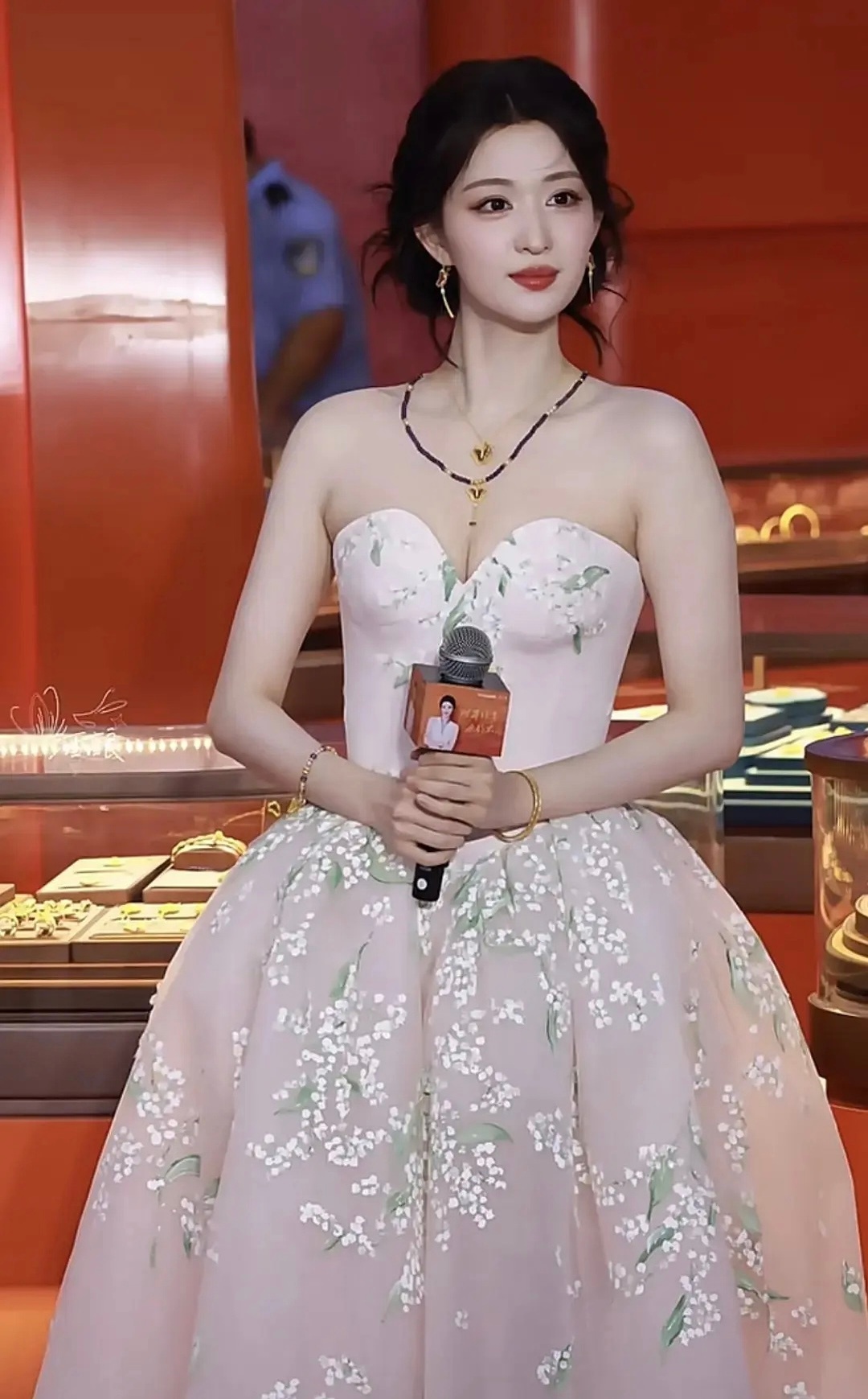 郫县热议：公认的大美女里，赵露思🌹和王楚然🛳谁更漂亮？ 