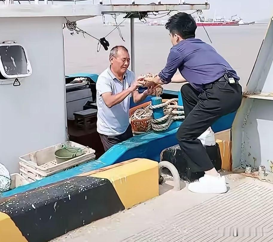 宇辉递蟹那一下，
被解读成作秀？？？
话说要怎么判断是善良还是作秀？看机位，还不
