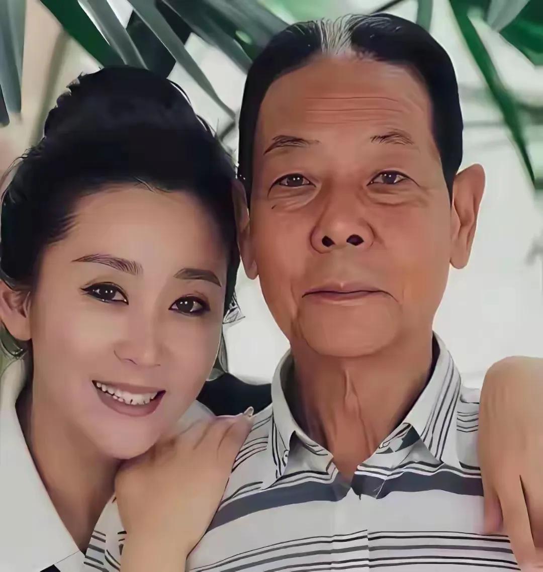 苗圃身边的大叔是谁？
你们认识吗？
她们两个人现实中是夫妻，还是那么有夫妻相的