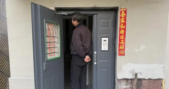 阜光里旧改后楼门变矮：身高一米八，进楼先低头丨有事儿@新京报