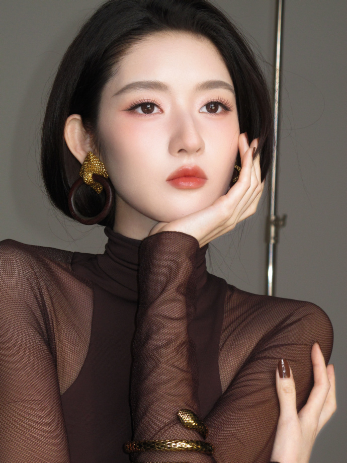 王玉雯怼脸状态  王玉雯 微博之夜 造型是开直播在网友监督下做的，怼脸拍生图真的