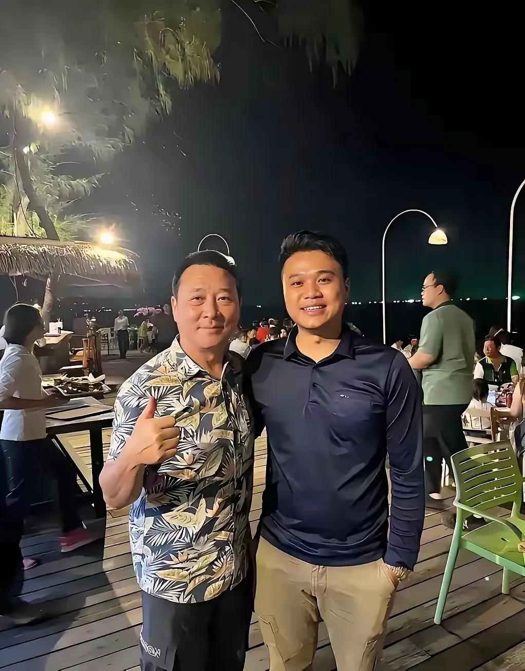 北京一个19岁的小伙子找工作已经身无分文，在公园长椅上睡了一个星期，被一位陌生大