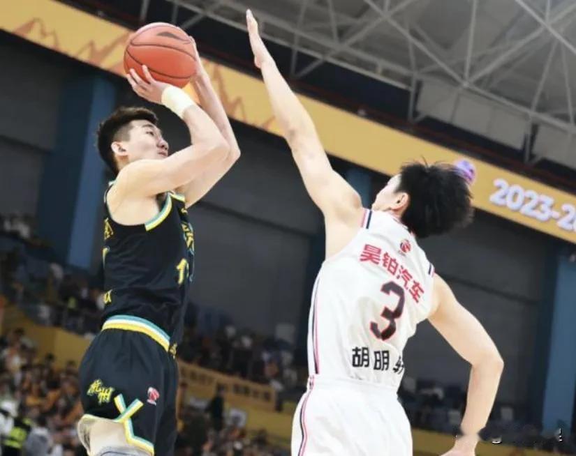 18个竟然！
广东队今晚在客场以117：82战胜了广厦队，在1/4决赛中以3：1