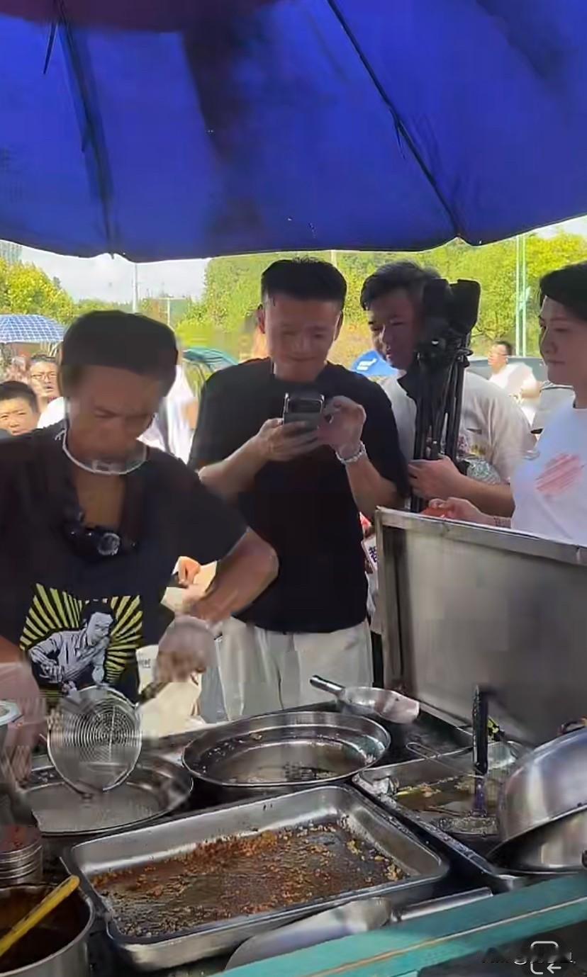 鸡排哥控场能力太强了！面对10万人的大直播间，一边炸鸡排一边和顾客耐心寒暄互动，