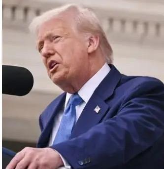 伊朗硬扛美国没倒下，打穿的不是防线，而是霸权的恐惧滤镜
美国在中东又一次挥拳，本