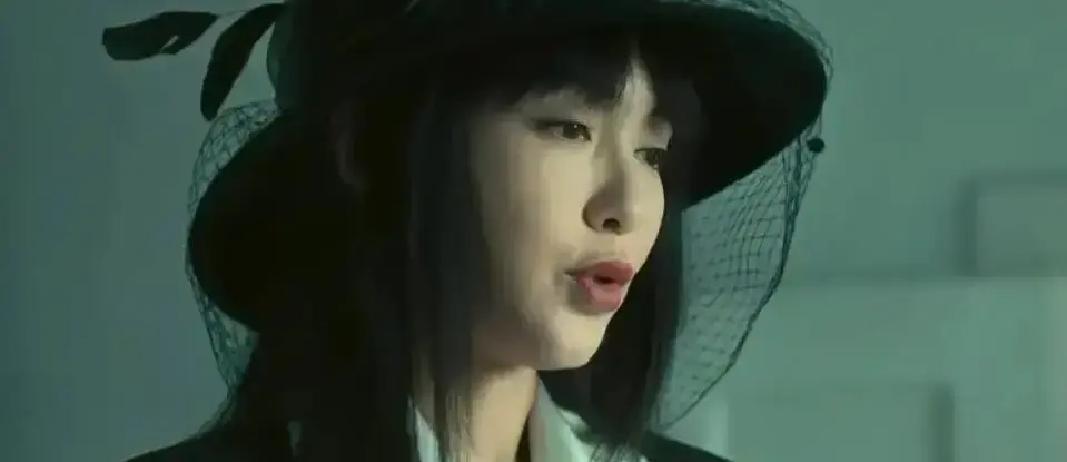 监狱里怀孕还能被拖去打？
 
真实案例比剧更狠。2002年黑龙江某女监，孕七月的