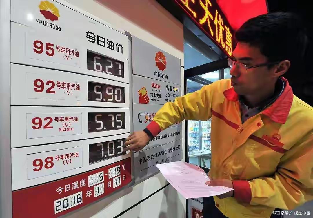 车买回来12万，每年停车费4800，保险3000多，结果天天上下班还是坐地铁，一