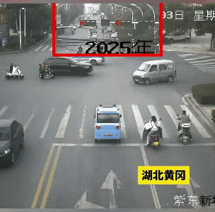 老头乐翻了，老头乐不起来了。
一辆老头乐在马路上横冲直撞，更不看红绿灯，简直就是