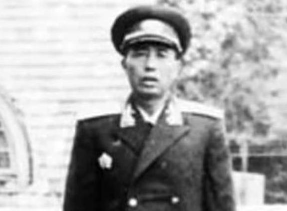 1970年，一位白发苍苍的老者在113师驻地门前与哨兵发生争执，突然高声喝道：