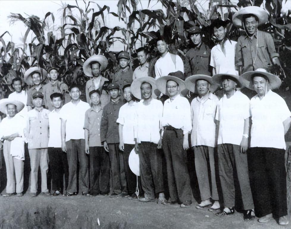 1970年夏，谢振华陪同纪登奎到昔阳县考察农业生产情况时合影，前排右三谢振华、右