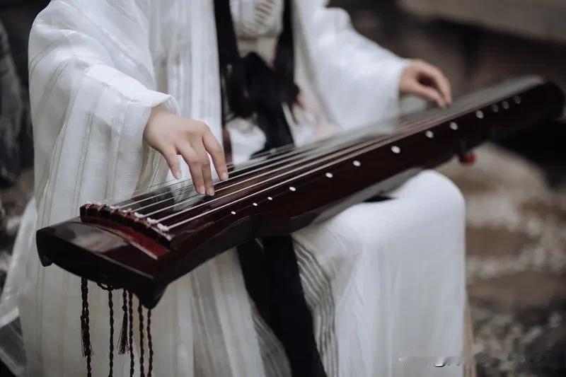 上联：才子落笔惊风雨；邀对下联：，佳人弾琴动鬼神！