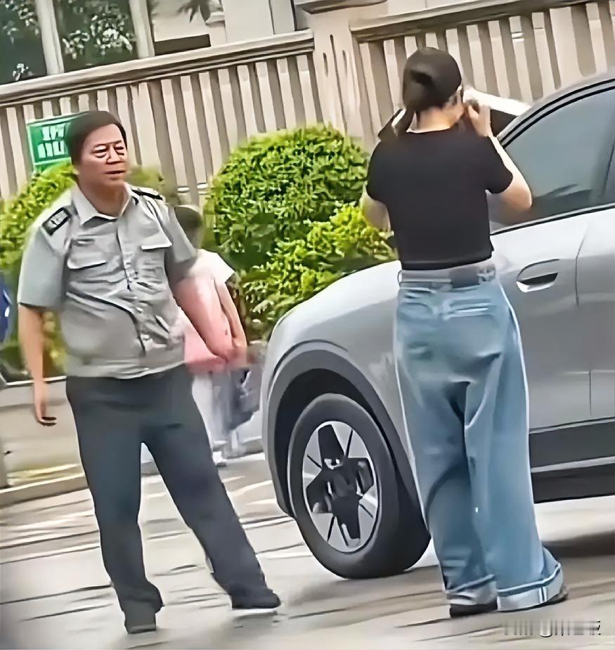 事出反常必有妖

很多人看到的都是停车女子先踹保安大叔才被打耳光的
事实的真相如